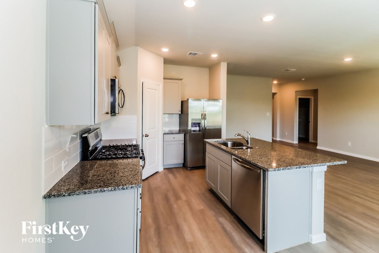 1110 Nashua Sq - Photo 6 of 15