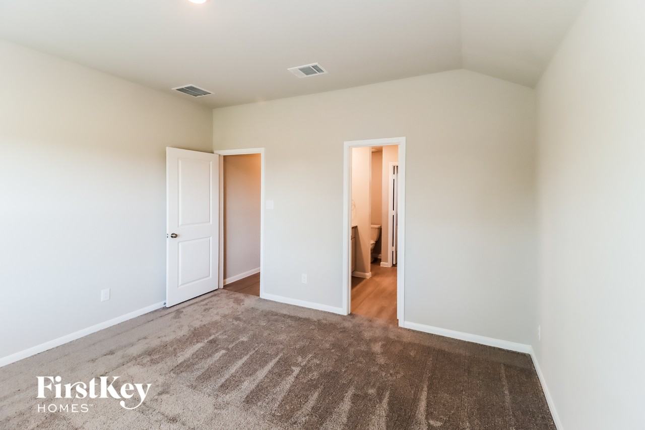 1110 Nashua Sq - Photo 7 of 15