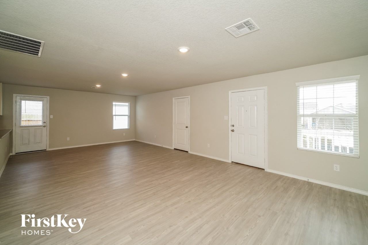 10767 Prusiner Dr - Photo 3 of 15