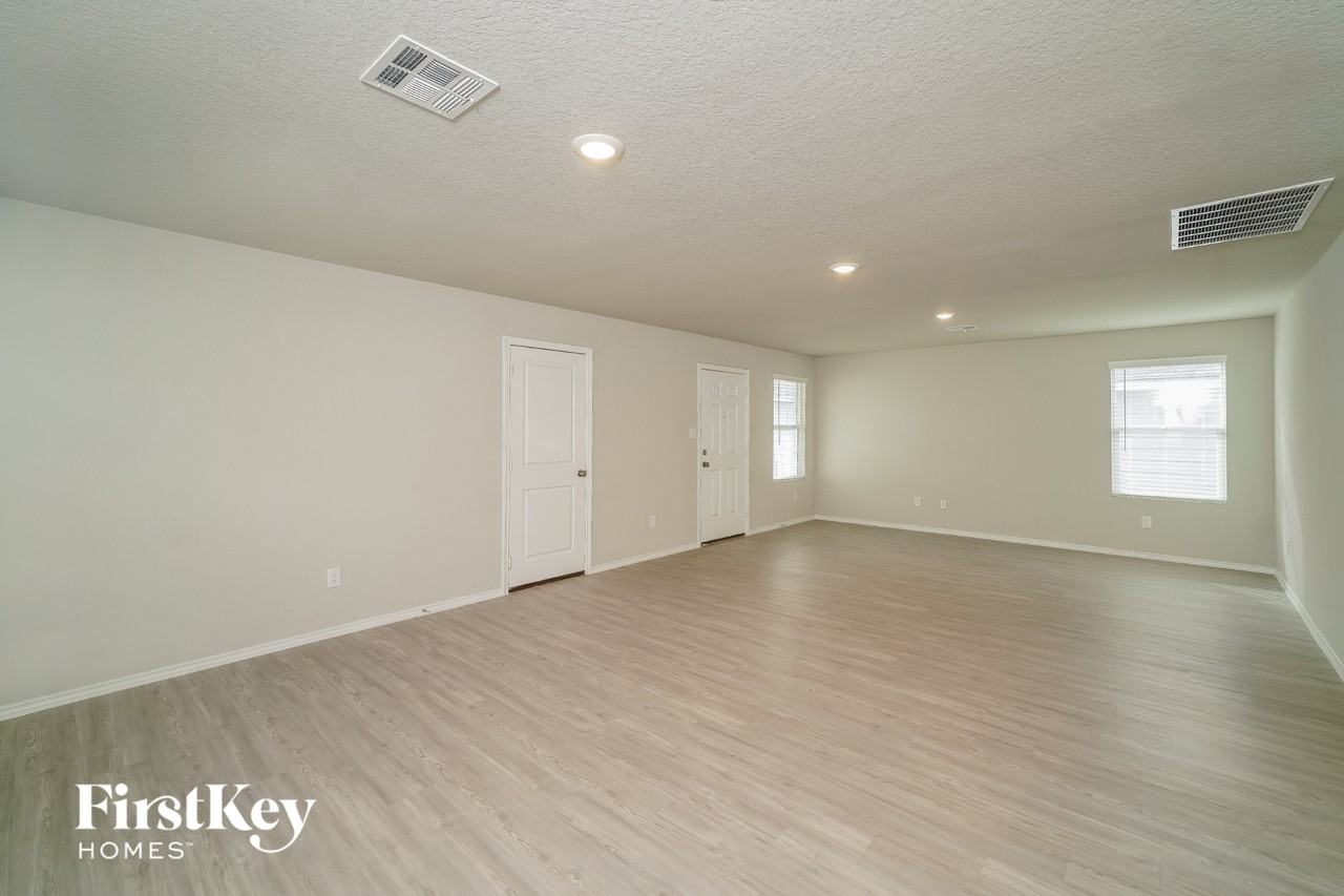 10767 Prusiner Dr - Photo 4 of 15