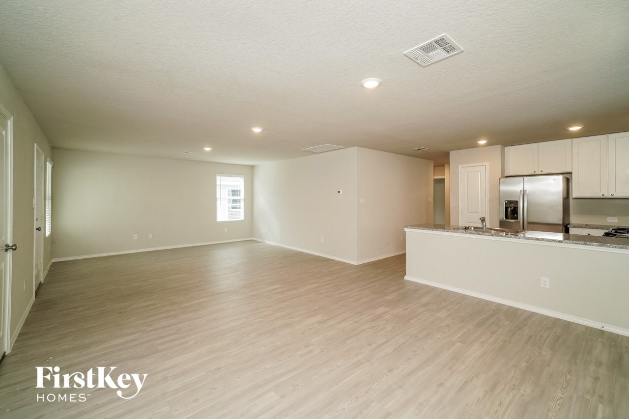 10767 Prusiner Dr - Photo 5 of 15