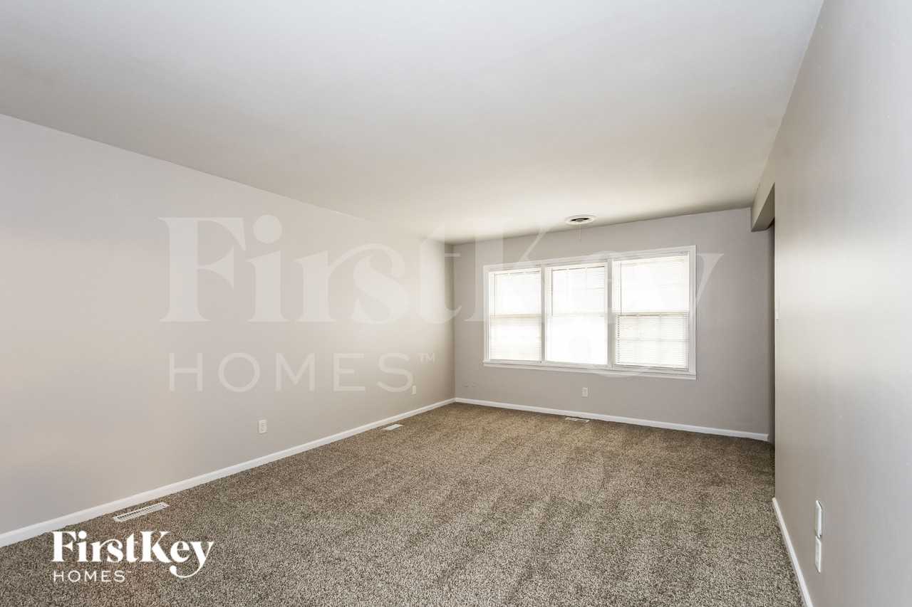 9846 Rivermont Dr - Photo 3 of 15