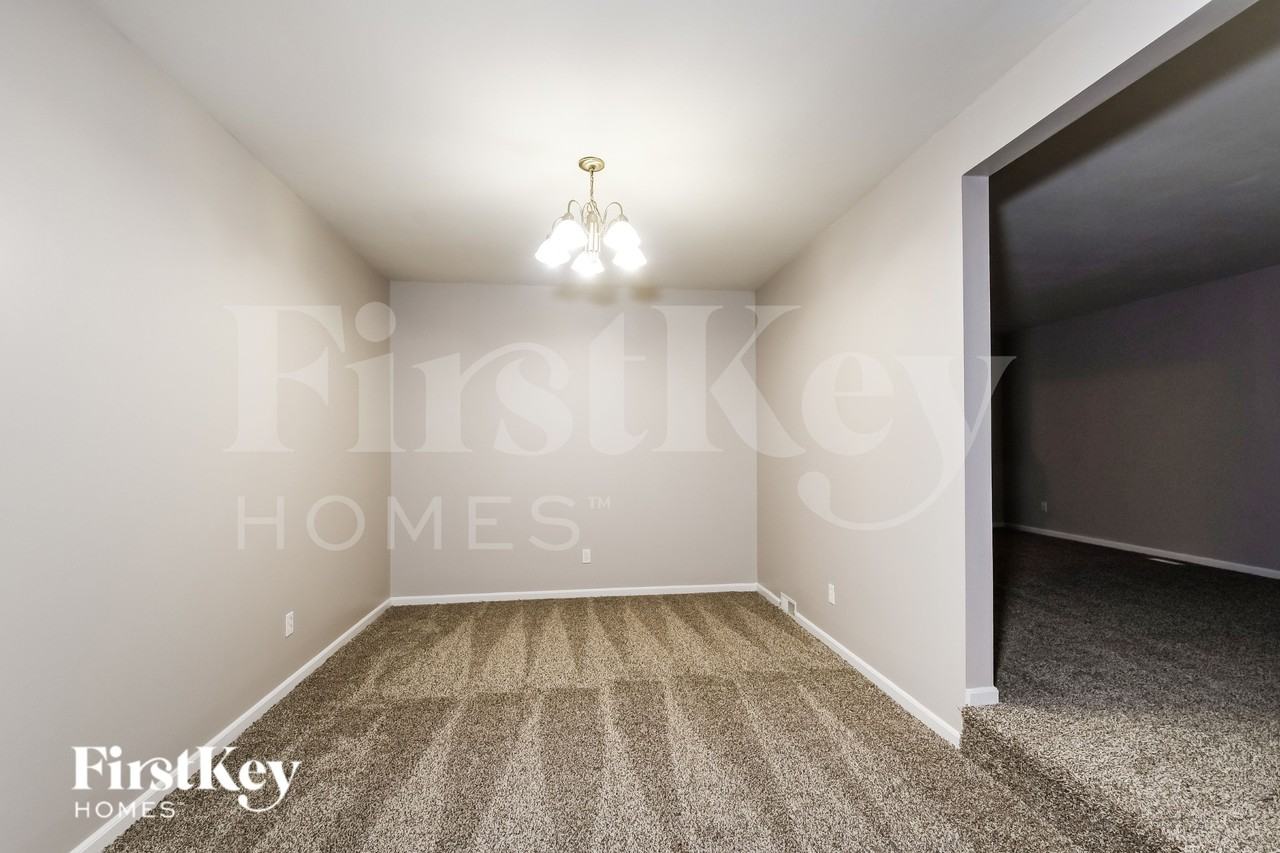 9846 Rivermont Dr - Photo 4 of 15