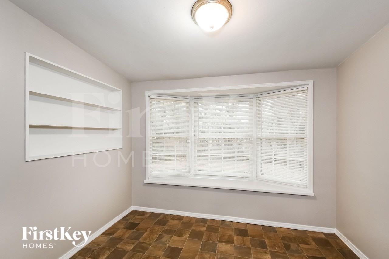 9846 Rivermont Dr - Photo 5 of 15