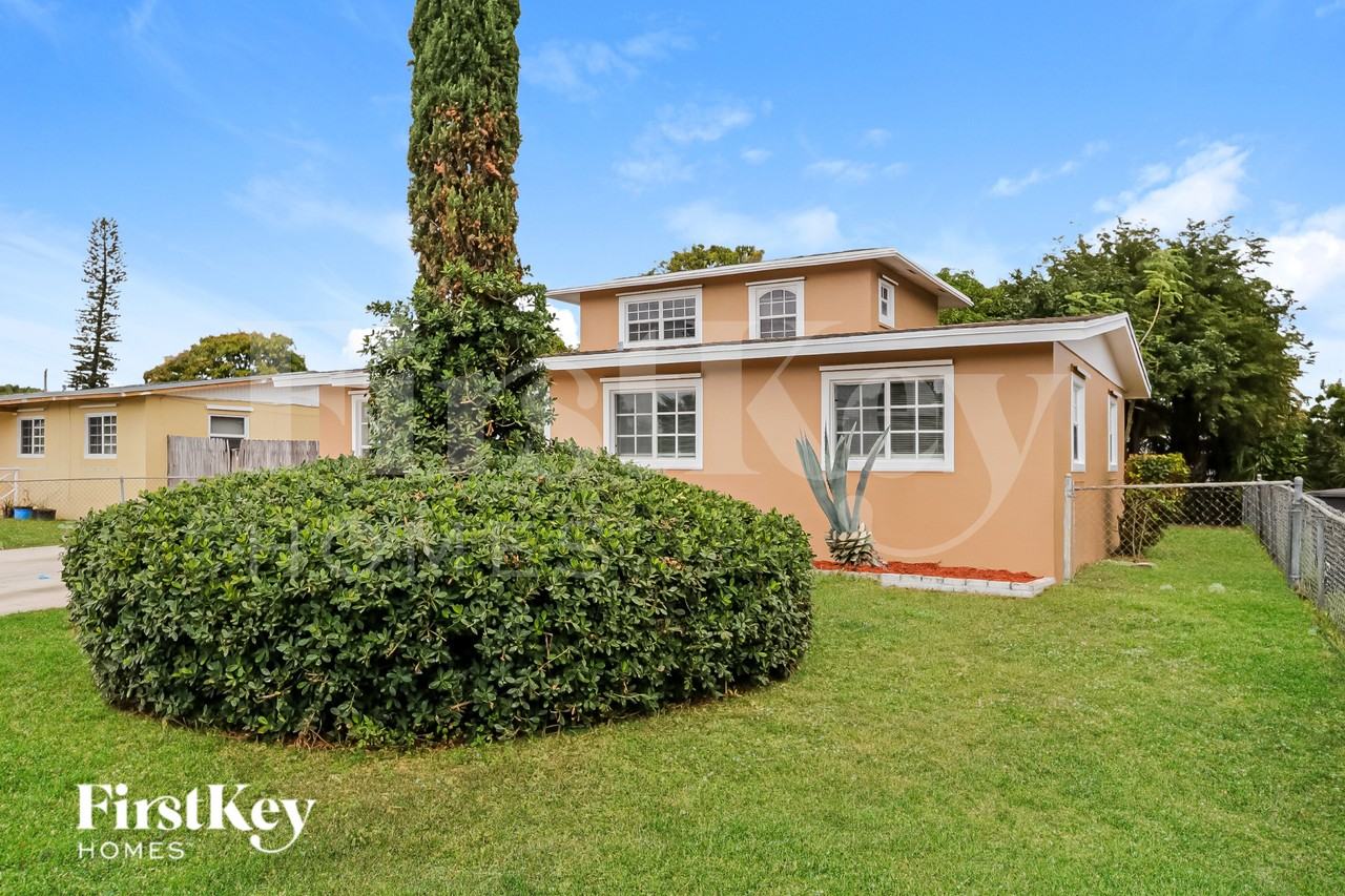 1443 7th St - Photo 3 of 19