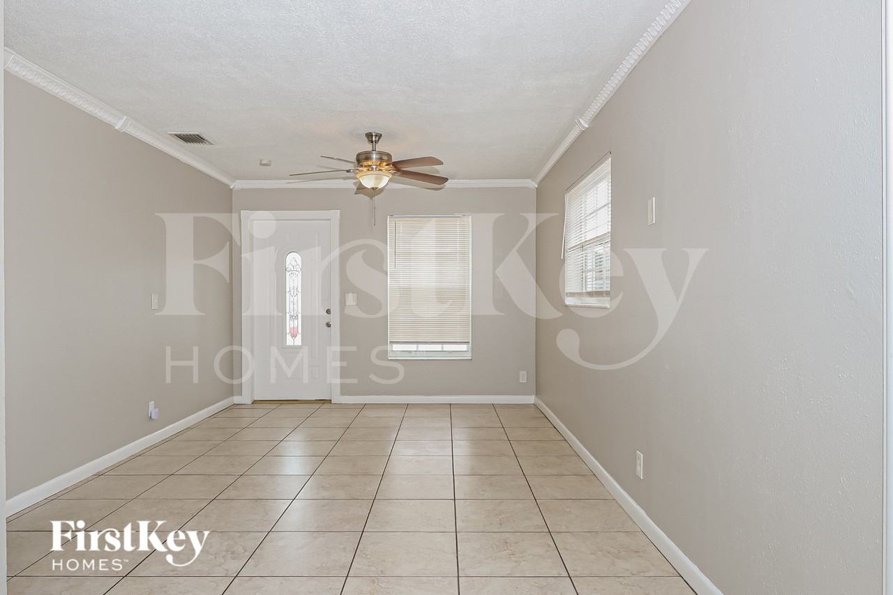 1443 7th St - Photo 4 of 19