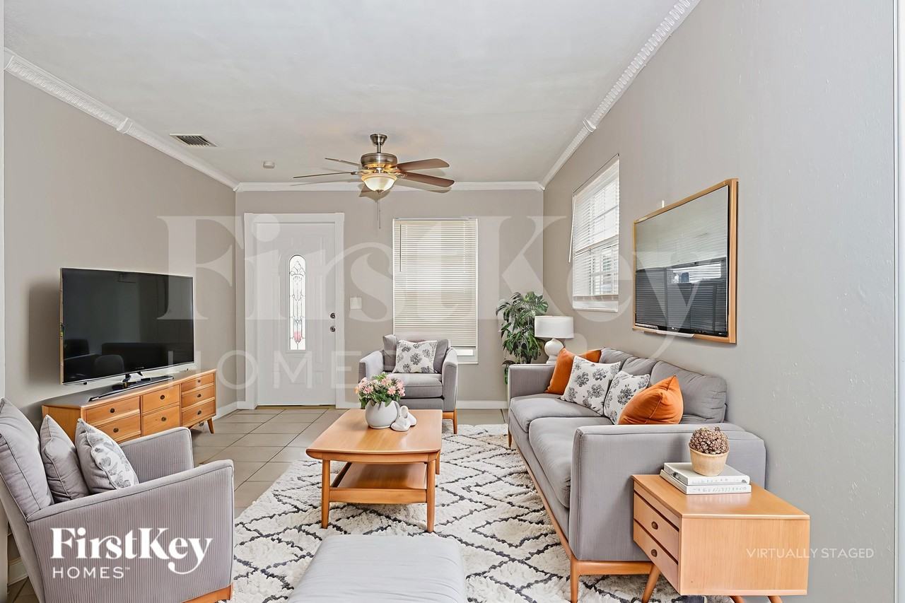 1443 7th St - Photo 5 of 19