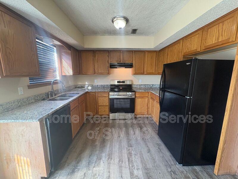 5637 S Aaron Ave - Photo 3 of 19