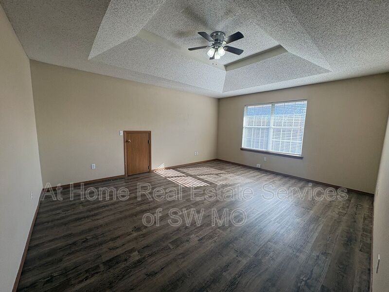 5637 S Aaron Ave - Photo 7 of 19