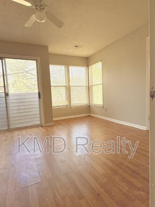9627 Vinca Cir #E - Photo 2 of 6