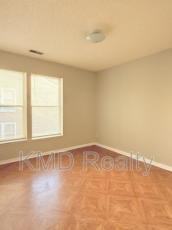 9627 Vinca Cir #E - Photo 3 of 6