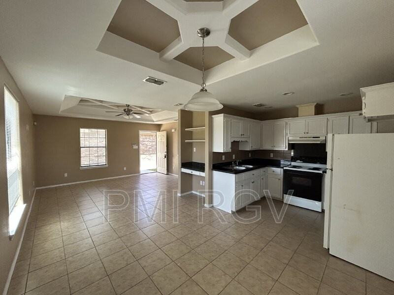 200 W Amy Dr - Photo 4 of 17