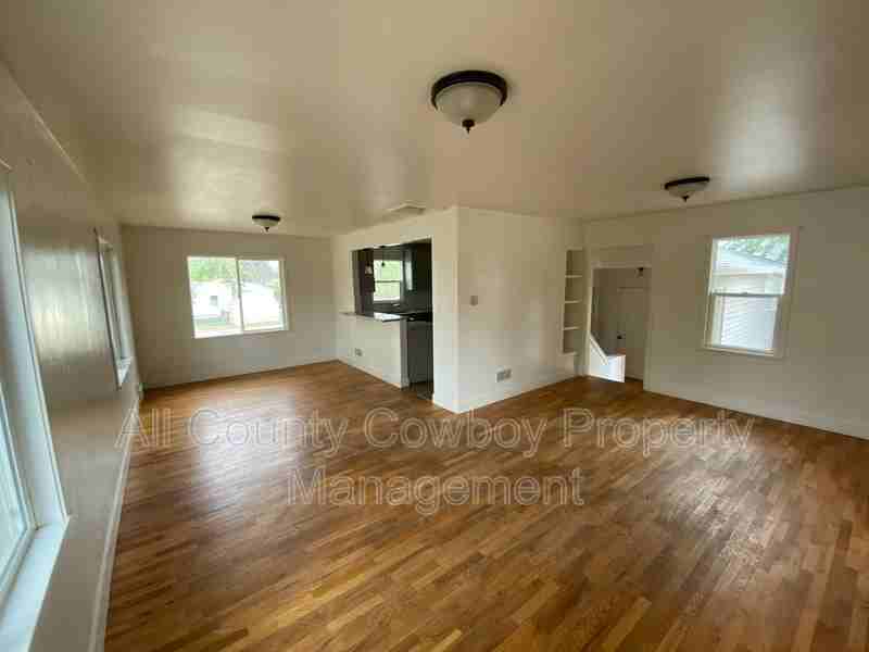 1203 Canby St - Photo 3 of 11