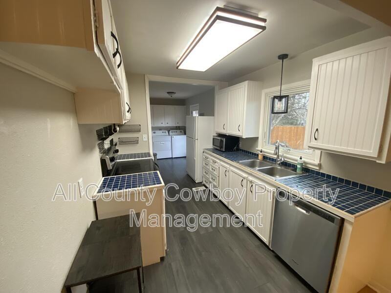 1007 Sanders Dr - Photo 2 of 12