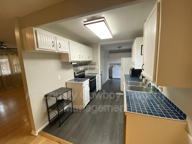 1007 Sanders Dr - Photo 3 of 12