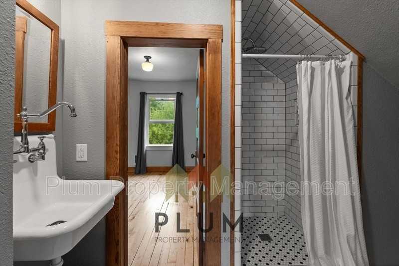 208 Cedar St - Photo 5 of 29