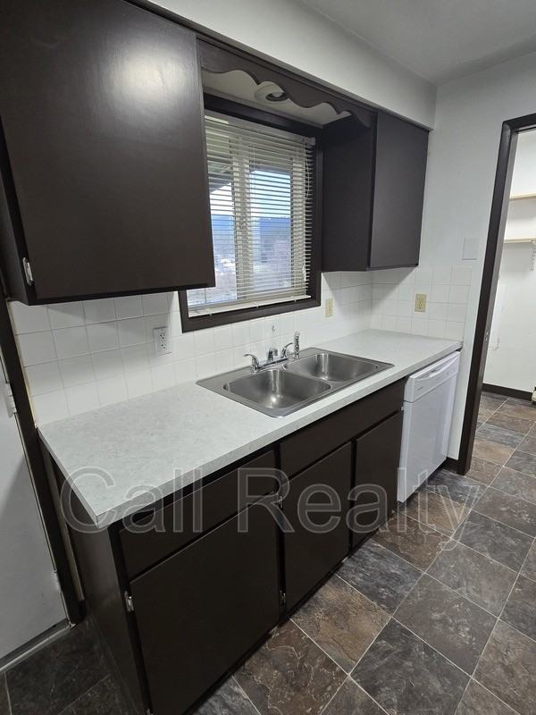 3324 S Raymond Cir - Photo 7 of 12