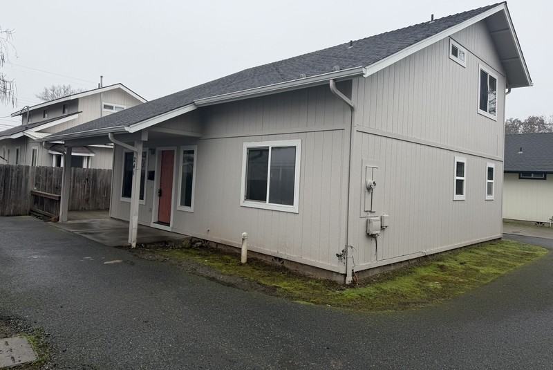 241 Ne School St - Photo 3 of 6