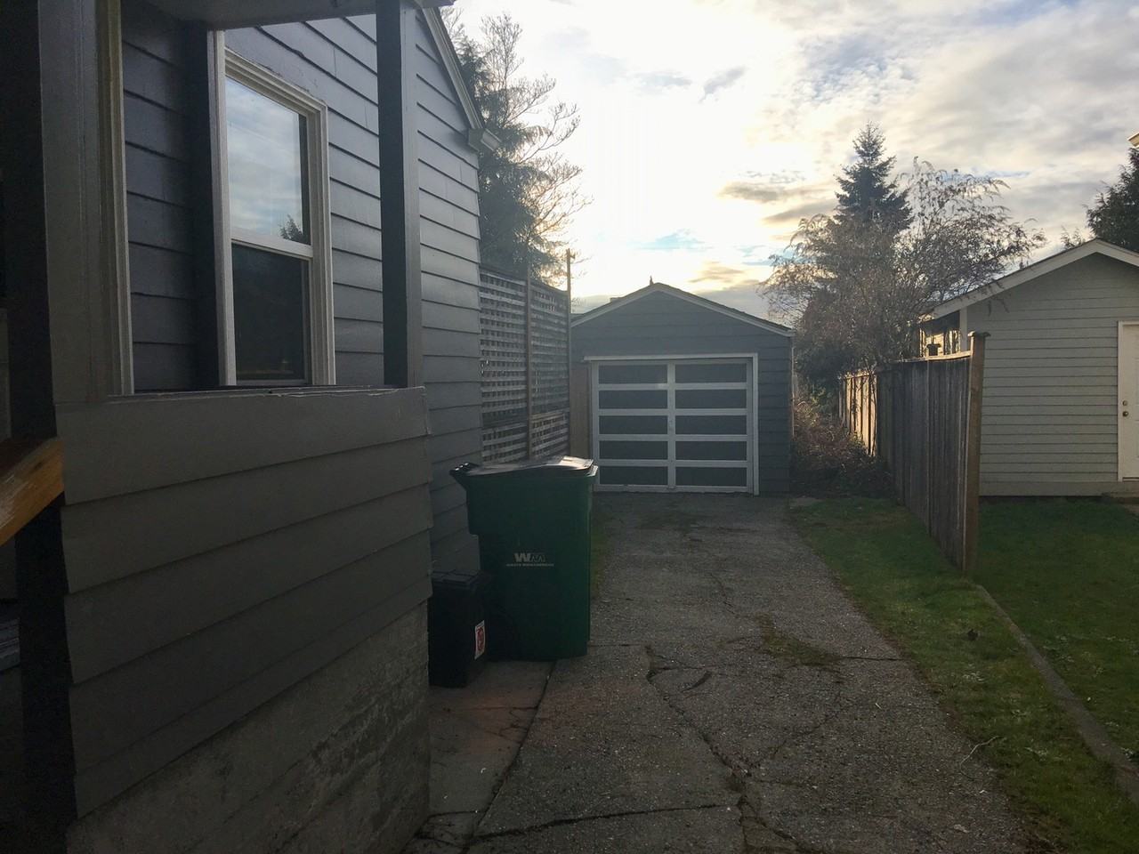 10709 Phinney Ave N - Photo 2 of 18