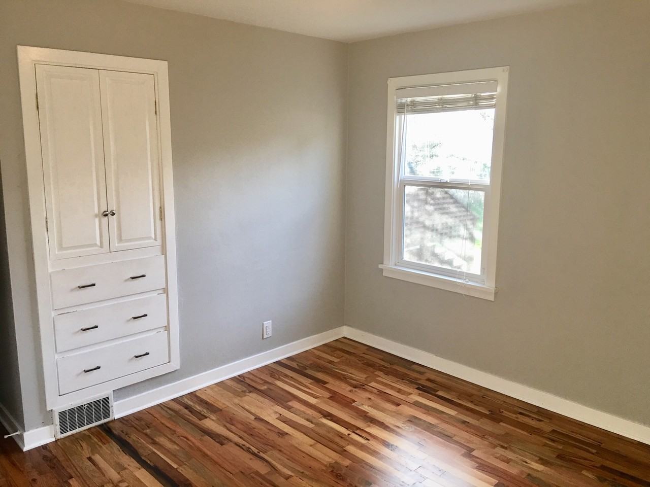 10709 Phinney Ave N - Photo 6 of 18