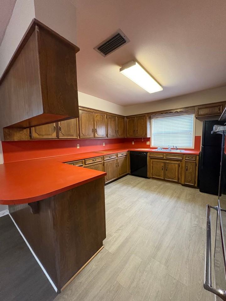 6348 Dianne St - Photo 4 of 18