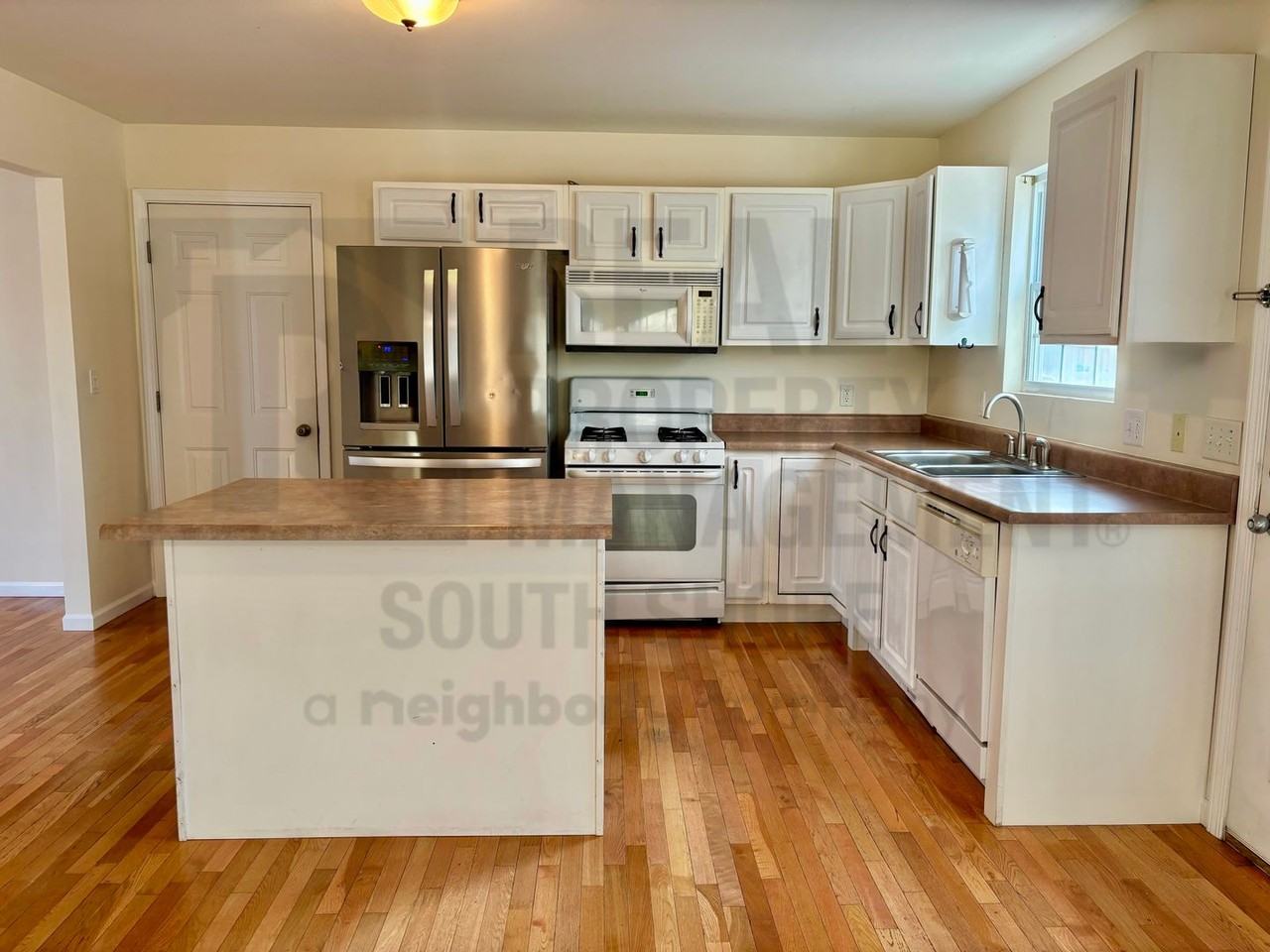 601 Mary Dr - Photo 3 of 13