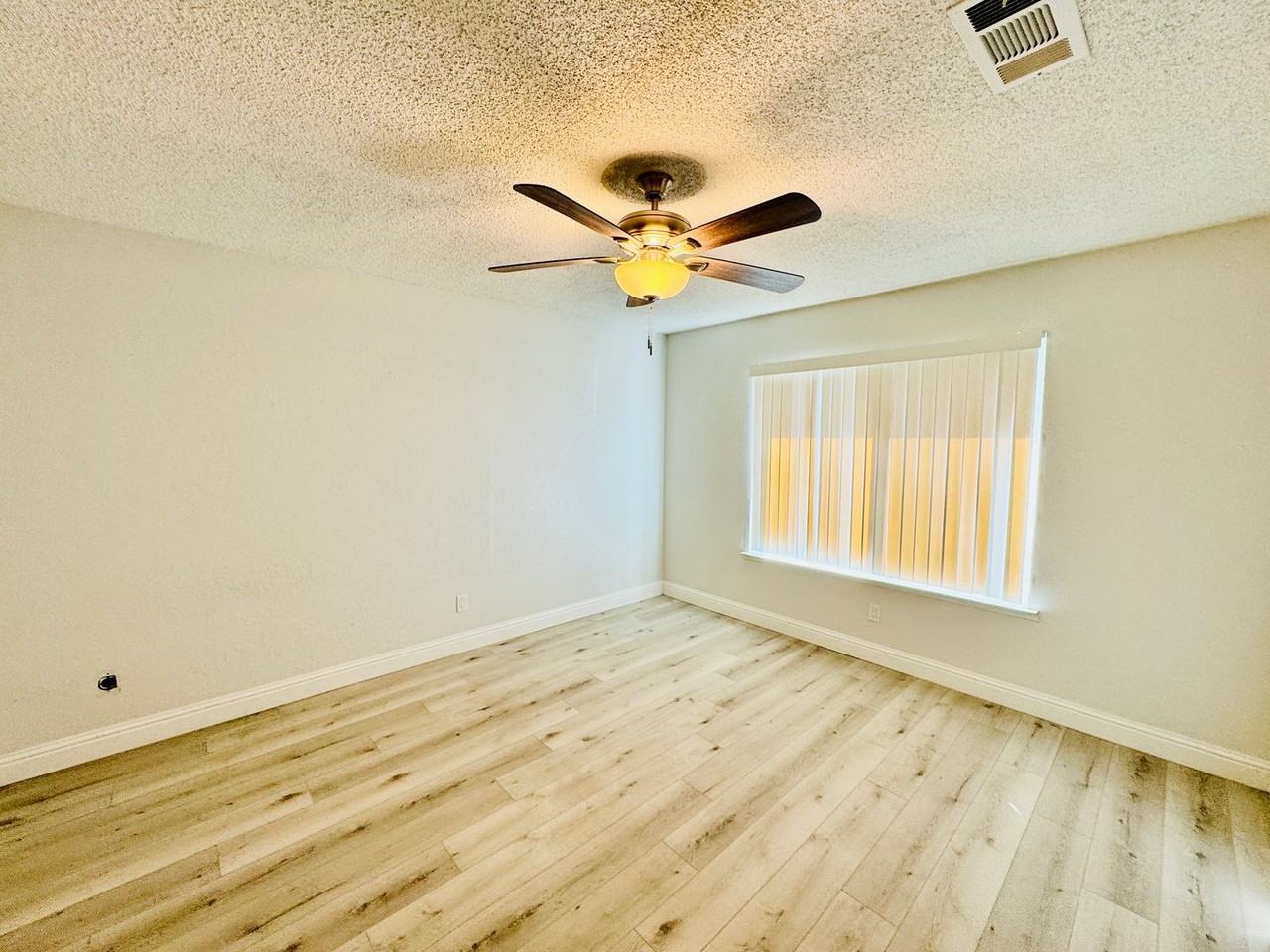 1558 Greenwood Way - Photo 6 of 16