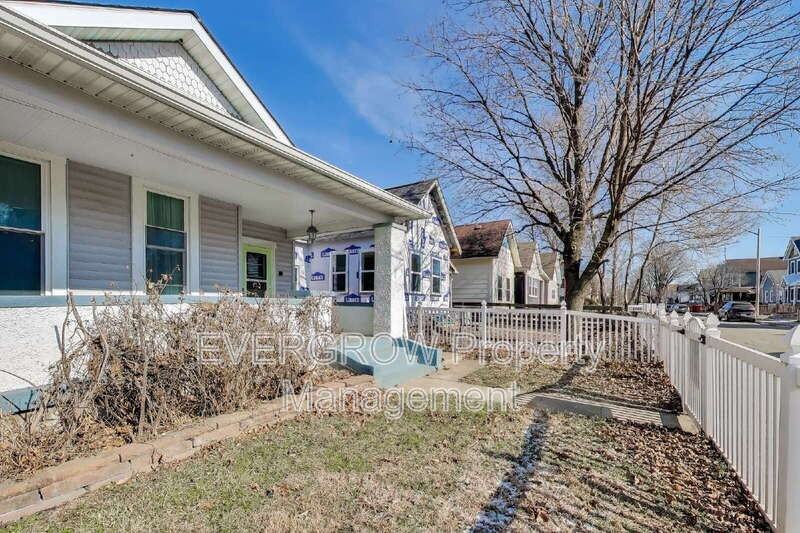 1140 Hoyt Ave - Photo 4 of 37