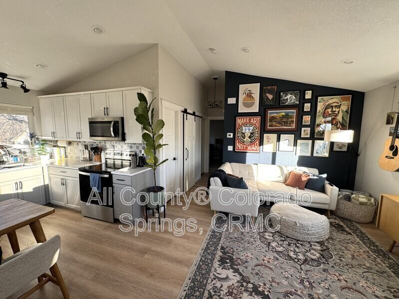 824 S Logan Ave - Photo 4 of 15