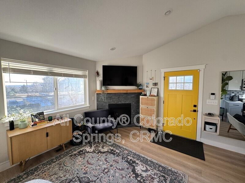 824 S Logan Ave - Photo 5 of 15