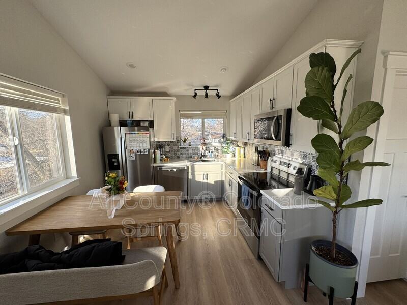 824 S Logan Ave - Photo 6 of 15