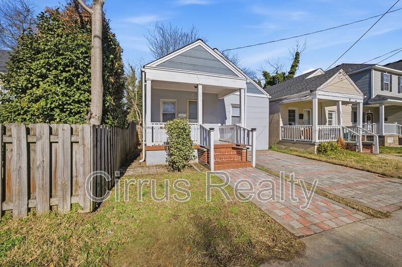 1215 26th St - Photo 2 of 16