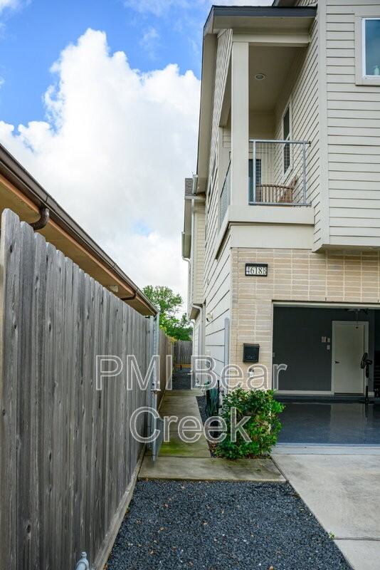 4618 Nichols St #B - Photo 3 of 36
