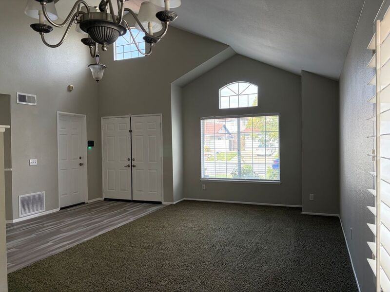 30311 Silver Ridge Ct - Photo 5 of 38