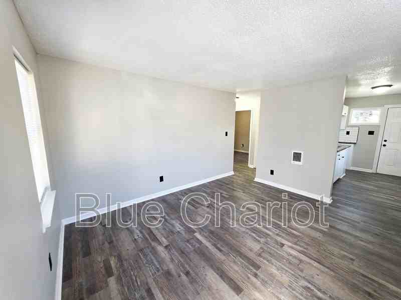 421 Cascade Ave - Photo 4 of 35