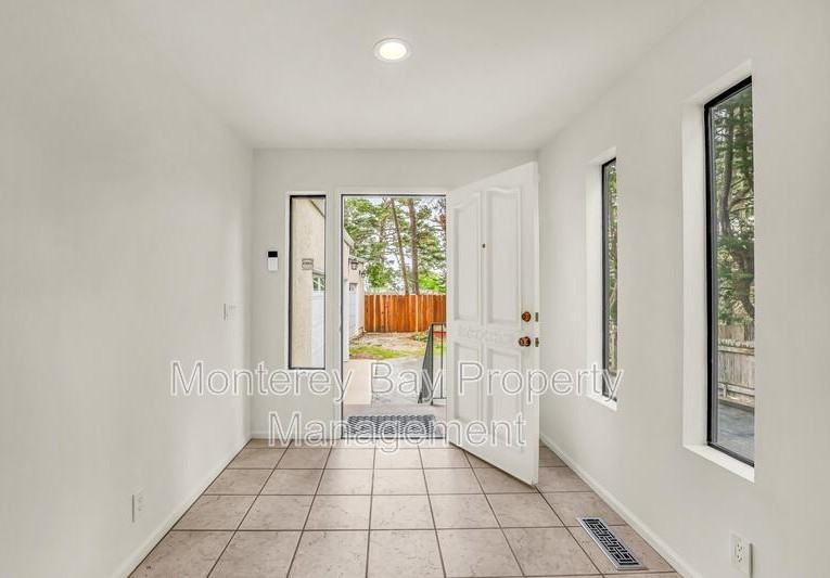 4083 Sunset Ln - Photo 5 of 34