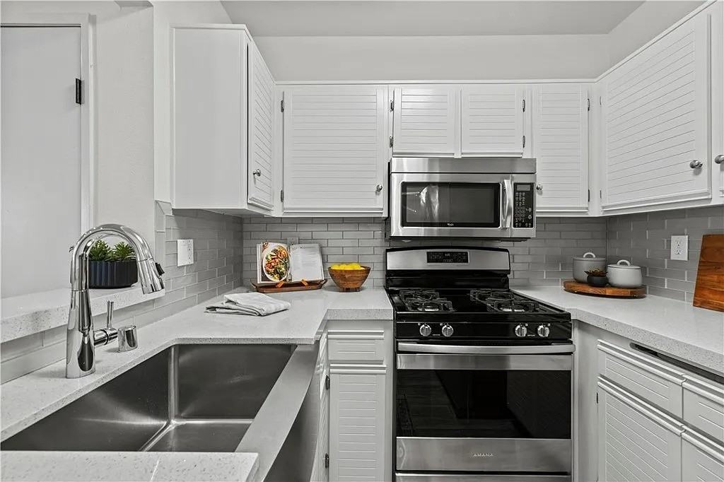 24143 Del Monte Dr - Photo 4 of 18