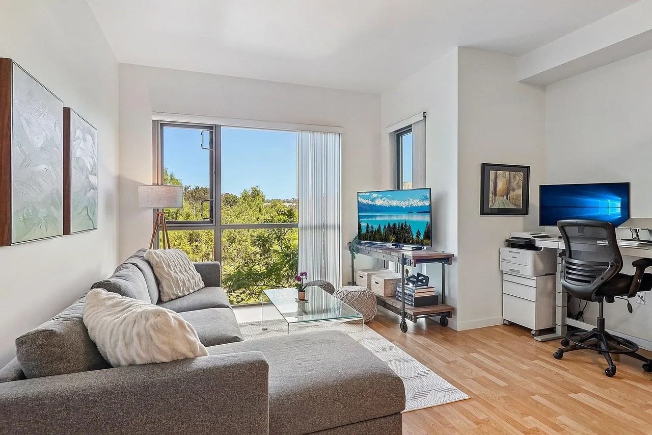 889 Date St - Photo 3 of 14