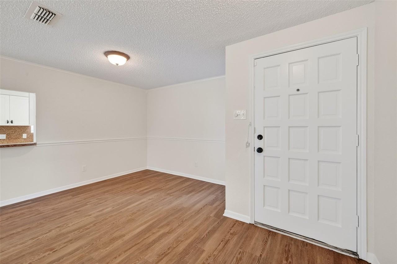 9538 Ravensworth Dr - Photo 3 of 29