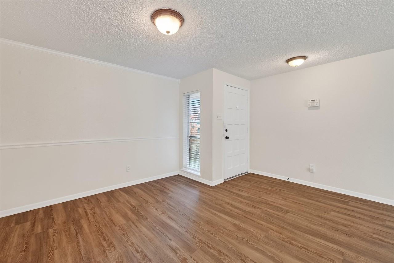 9538 Ravensworth Dr - Photo 4 of 29