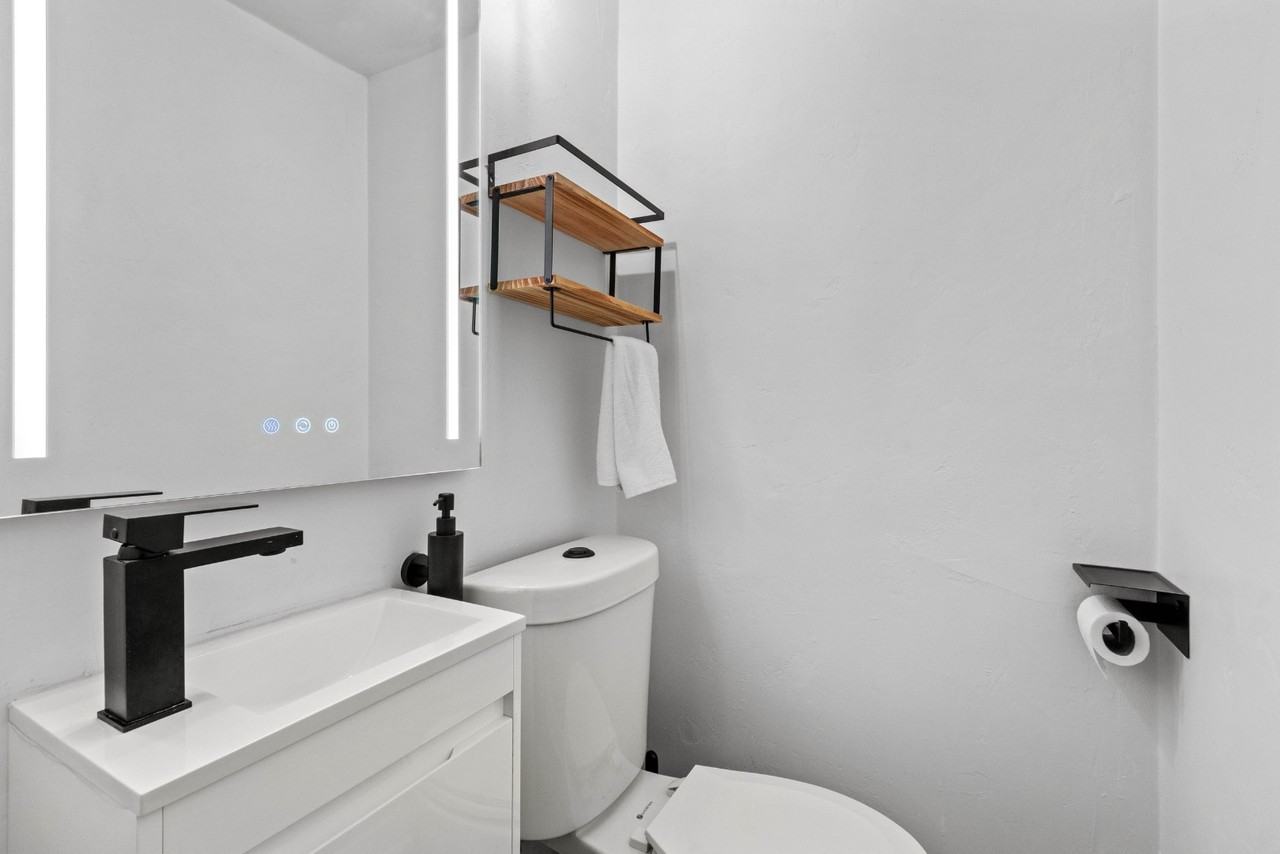 916 Quincy St - Photo 7 of 20