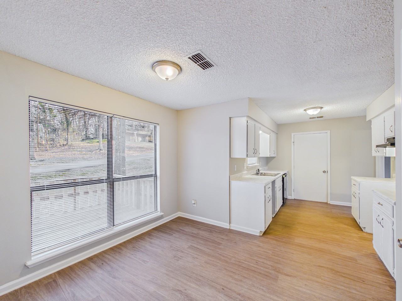 4913 Foxrun Cir - Photo 3 of 18