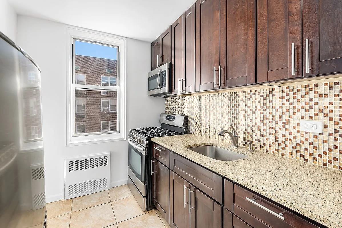 3185 Crescent St #501 - Photo 3 of 10