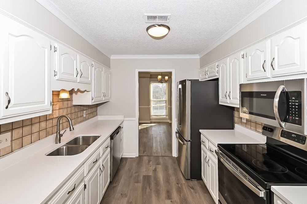 8708 Rhonda Cir N - Photo 7 of 17