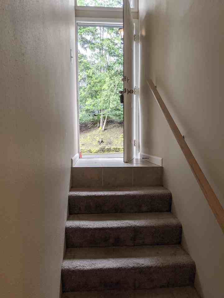 260 Sw Clark St #B - Photo 2 of 12