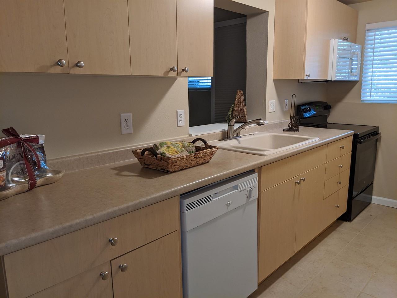 260 Sw Clark St #B - Photo 3 of 12