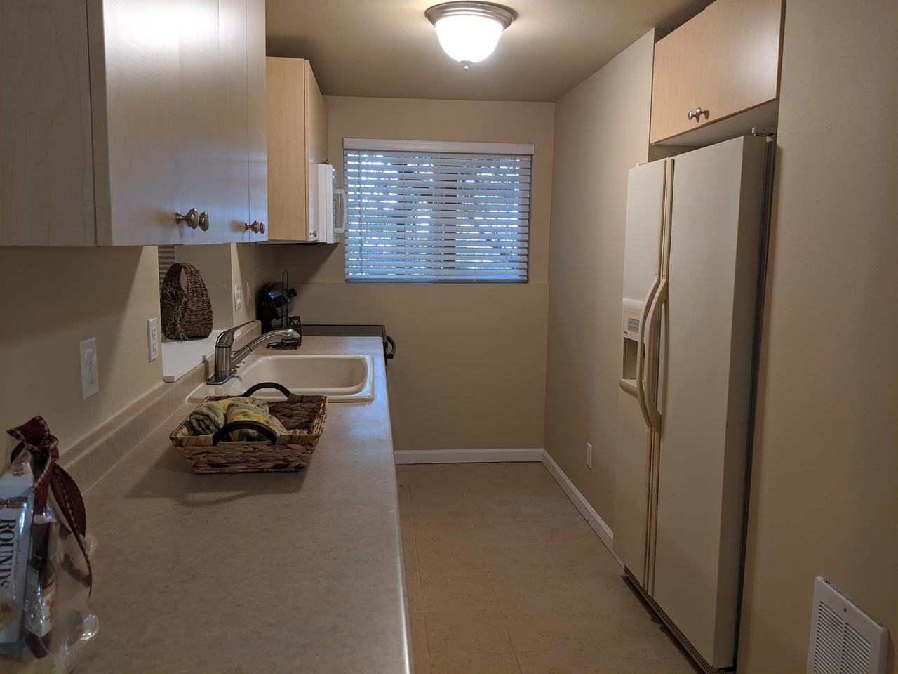 260 Sw Clark St #B - Photo 4 of 12