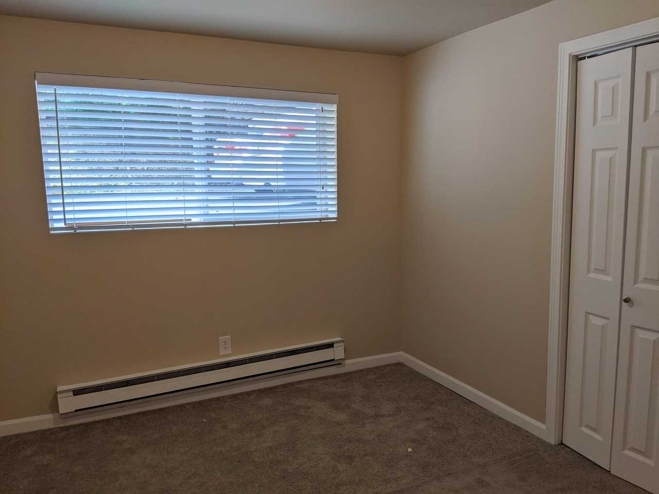 260 Sw Clark St #B - Photo 5 of 12