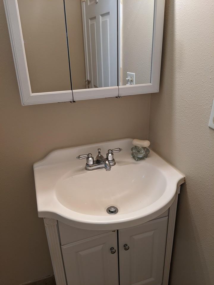 260 Sw Clark St #B - Photo 6 of 12