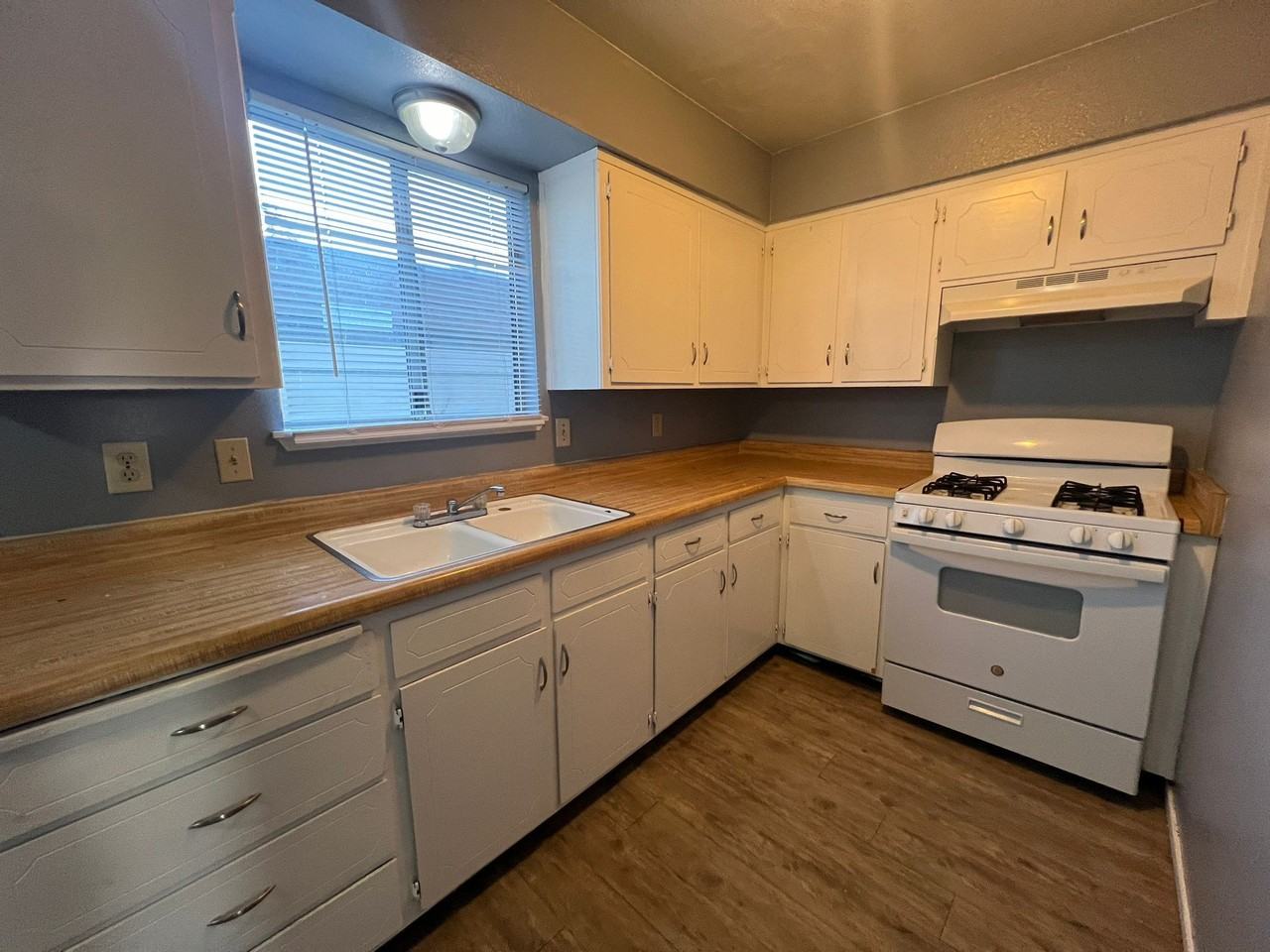 1830 South Garden Street - Photo 3 of 7